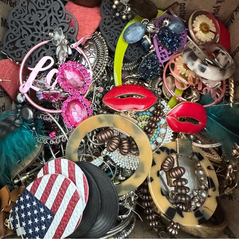 5 lb Earring Lot Mixed Craft Junk Wearable Bulk Upcycle Harvest Repurpose Resell - Picture 2 of 12